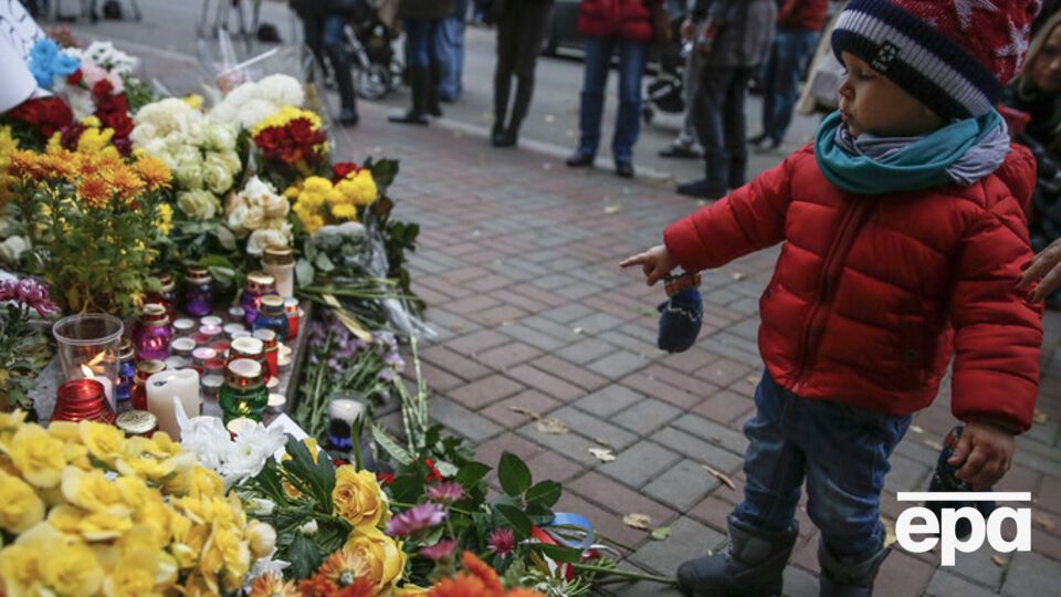 По всему миру люди несут цветы к французским консульствам и посольствам