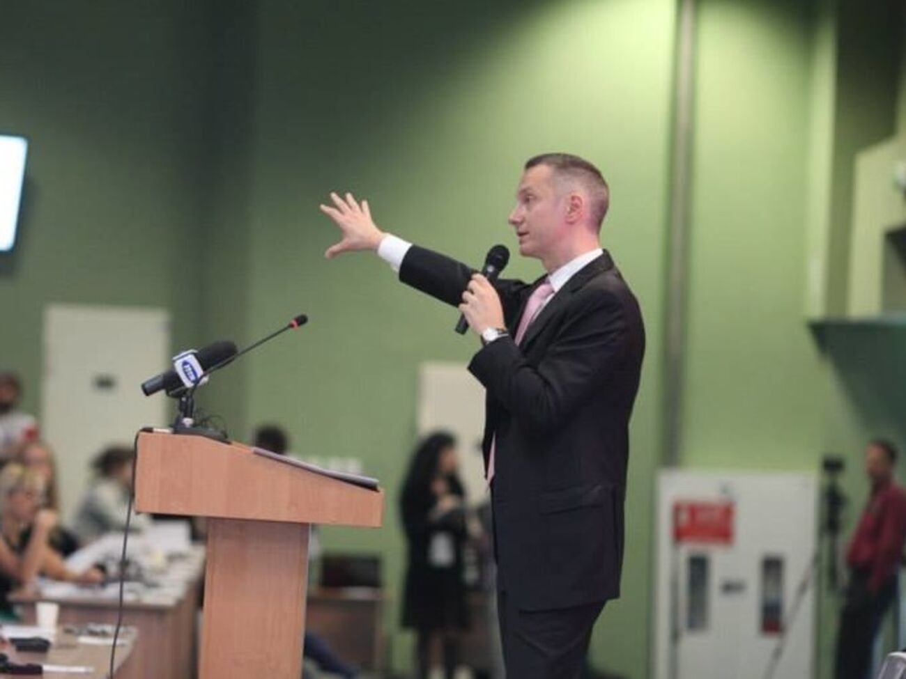 Ложкин выступает за сокращение госслужащих в Украине