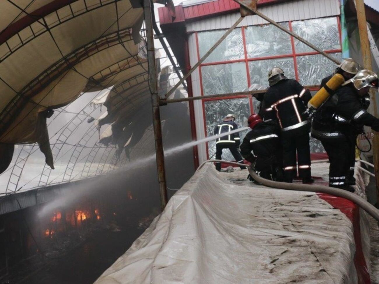 Основной очаг огня на рынке "Барабашово" в Харькове ликвидирован