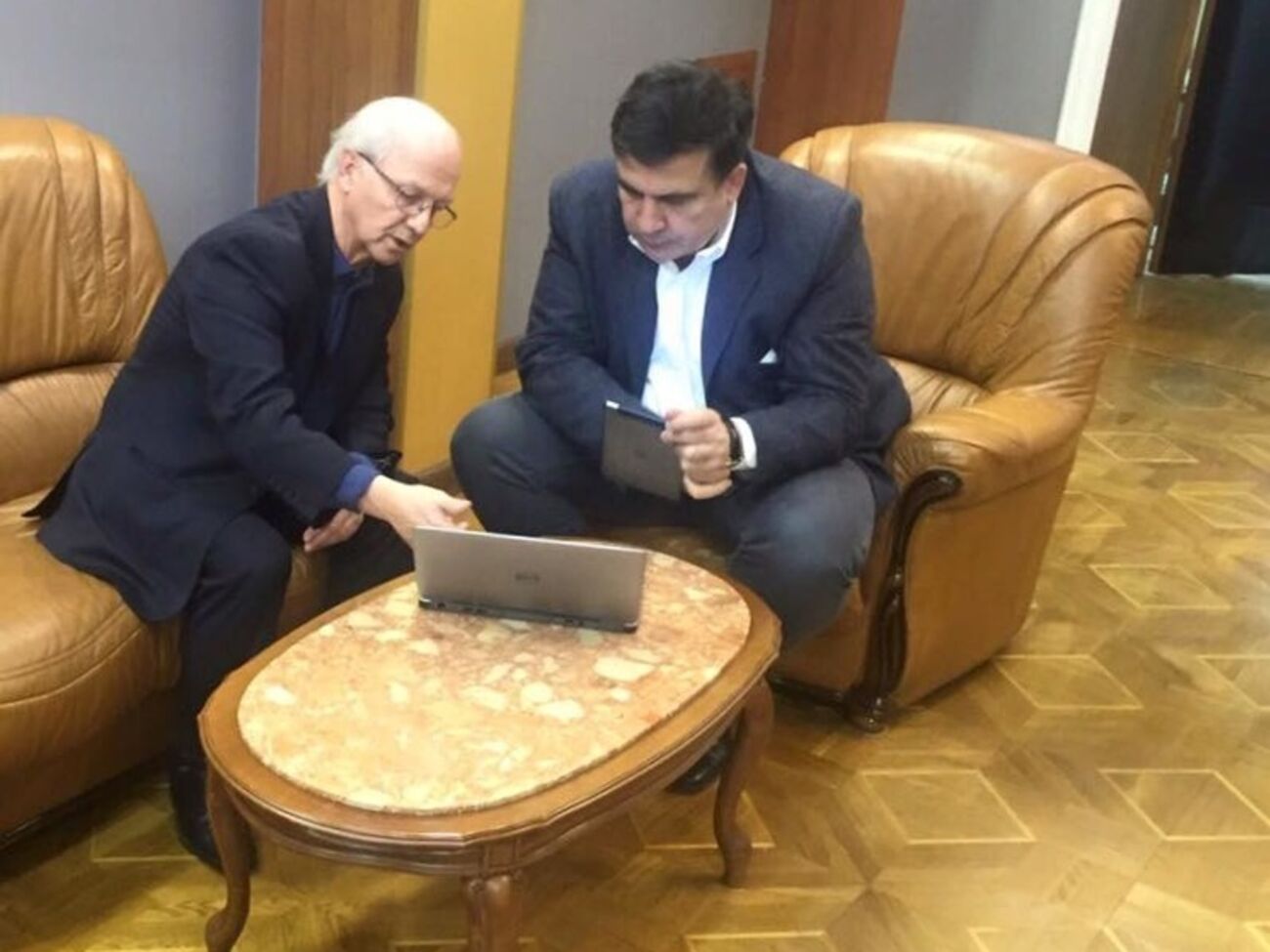 Директор Международной ассоциации воздушного транспорта Ги Бразеу и Михаил Саакашвили