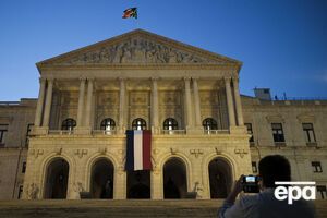Французский флаг на здании парламента Португалии в знак скорби по погибшим