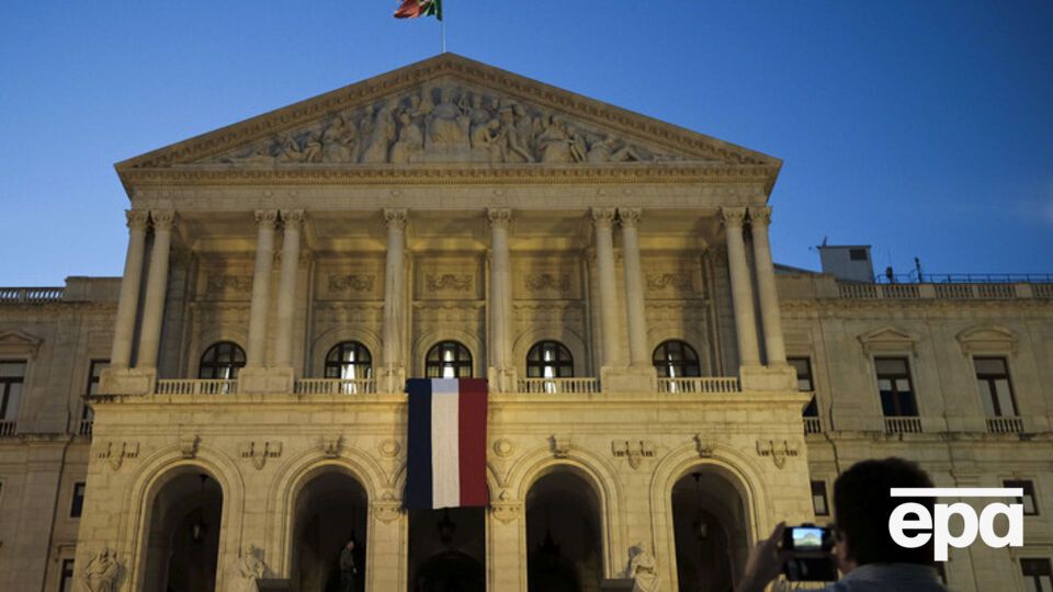 Французский флаг на здании парламента Португалии в знак скорби по погибшим