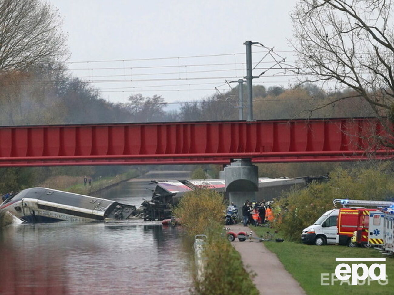 Поезд на полной скорости слетел с моста