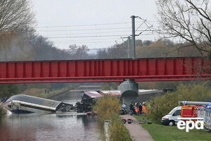Поезд на полной скорости слетел с моста