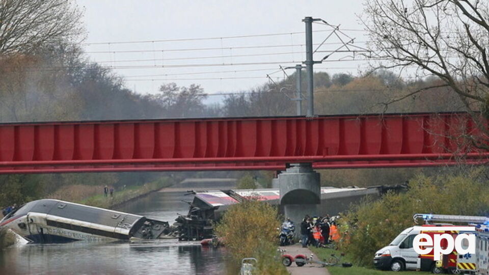 Поезд на полной скорости слетел с моста