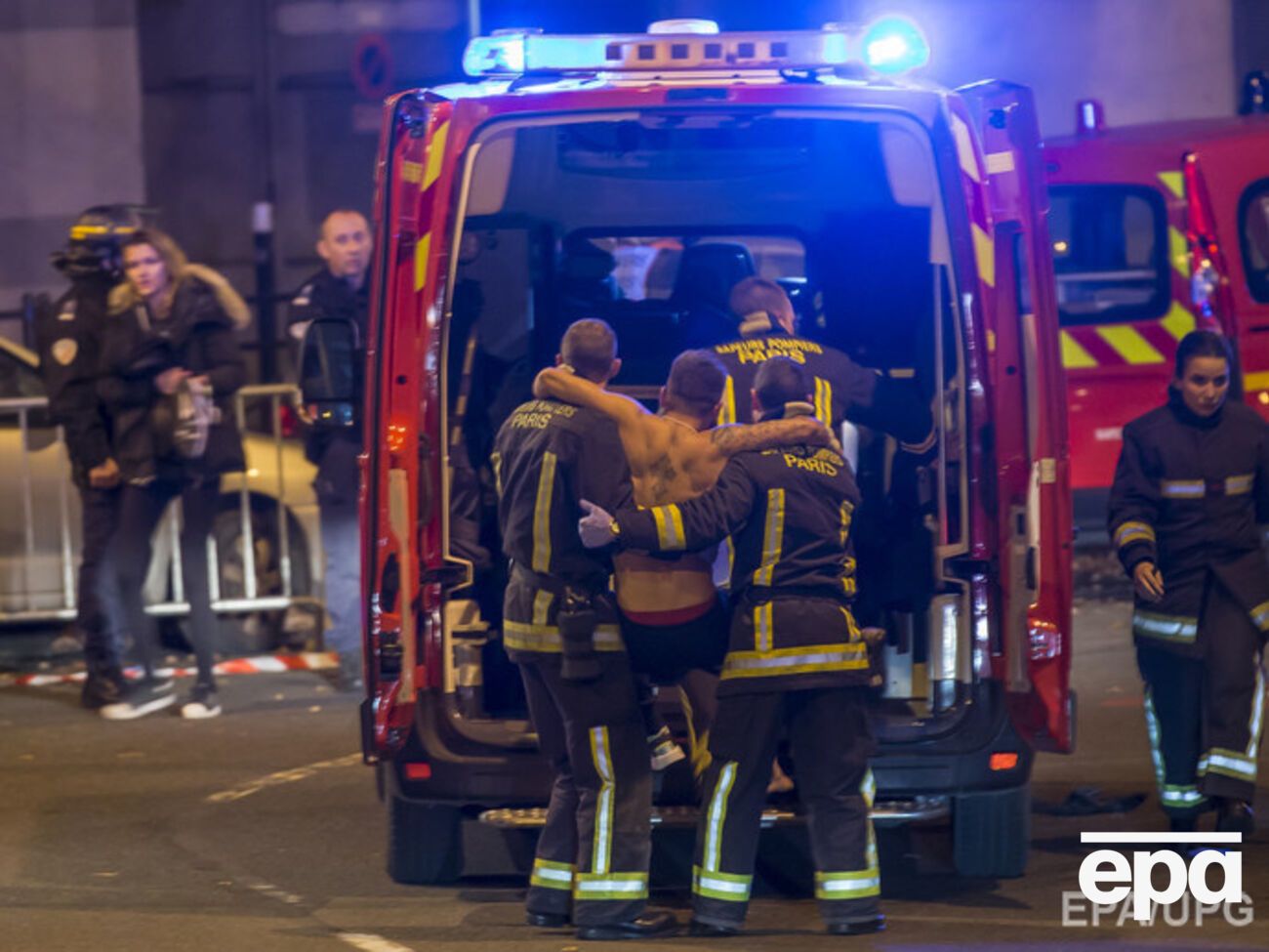 Возле "Стад де Франс" погибли три террориста и один мирный житель, несколько человек получили ранения