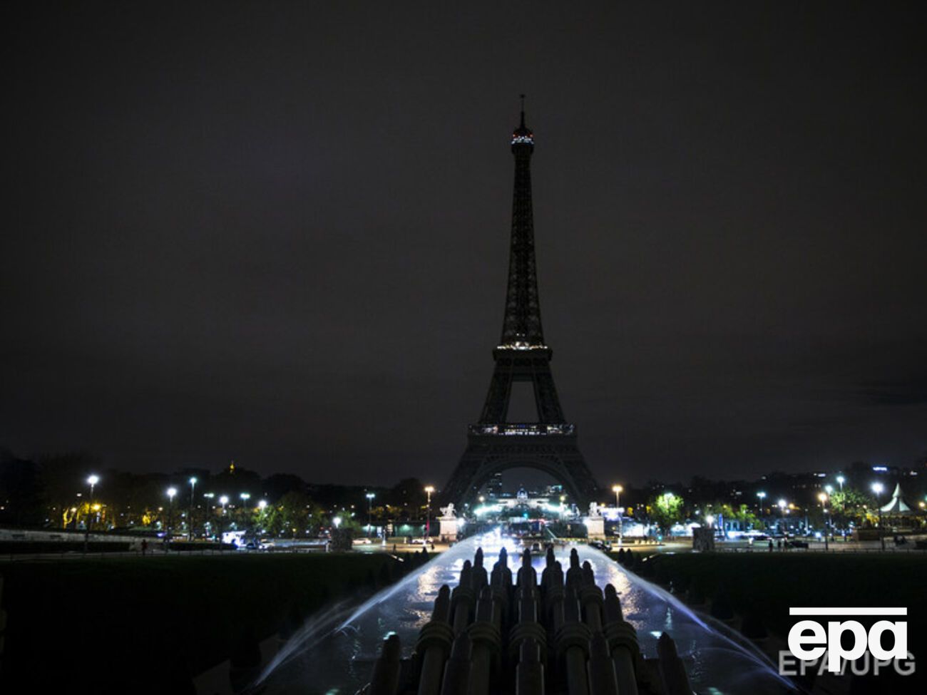 Парижане скорбят по погибшим в результате терактов 13 ноября. Фоторепортаж