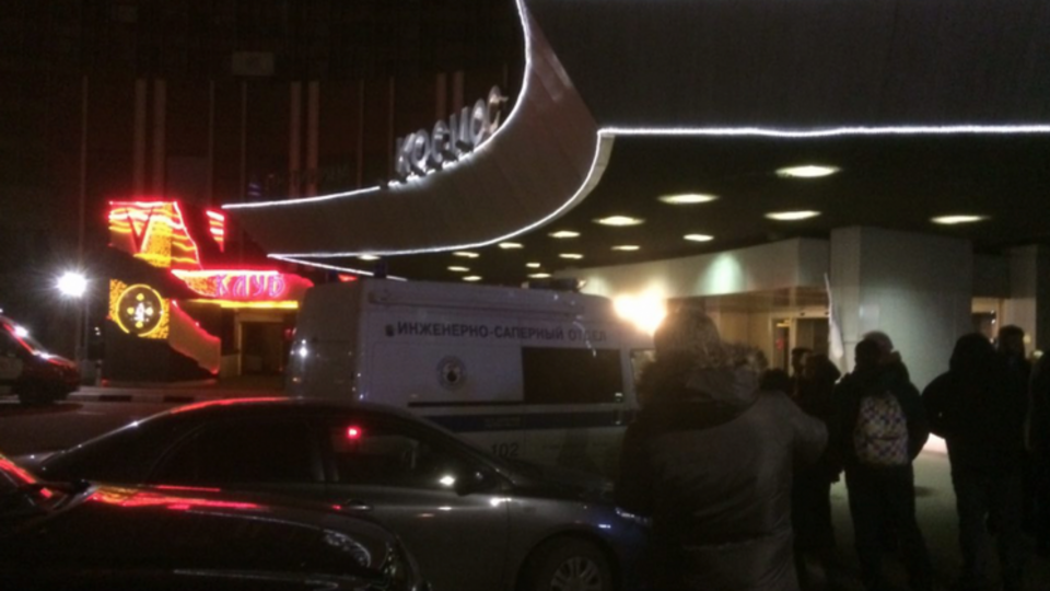 Из гостиницы «Космос» в Москве эвакуировали людей после того, как было получено сообщение о взрывном устройстве