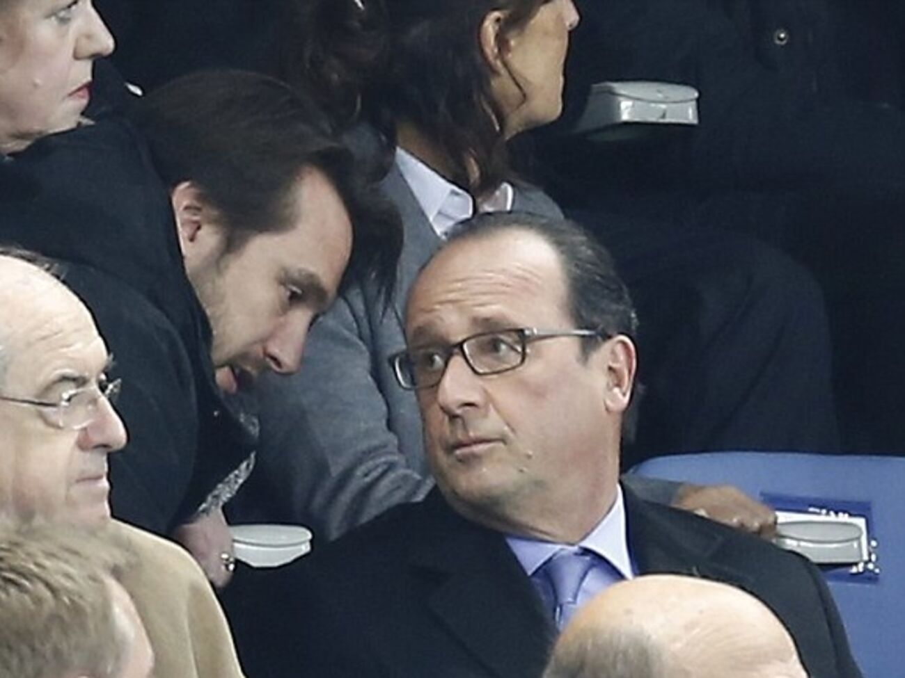 Опубликовано фото, где Олланду сообщают о терактах в Париже