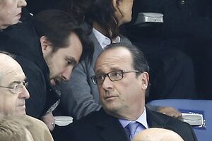 Опубликовано фото, где Олланду сообщают о терактах в Париже