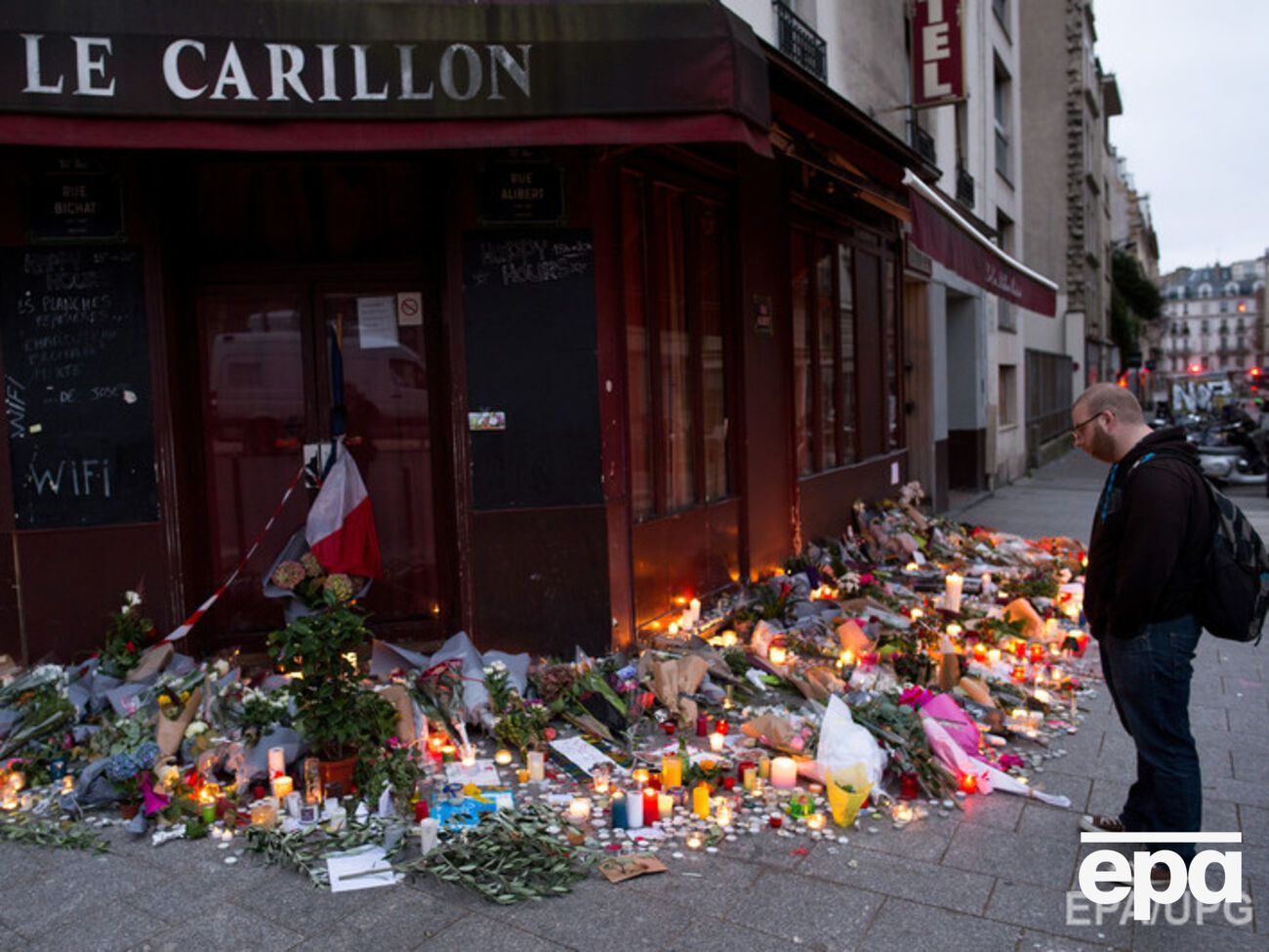 Французы приносят цветы и свечи к местам террористических атак 13 ноября
