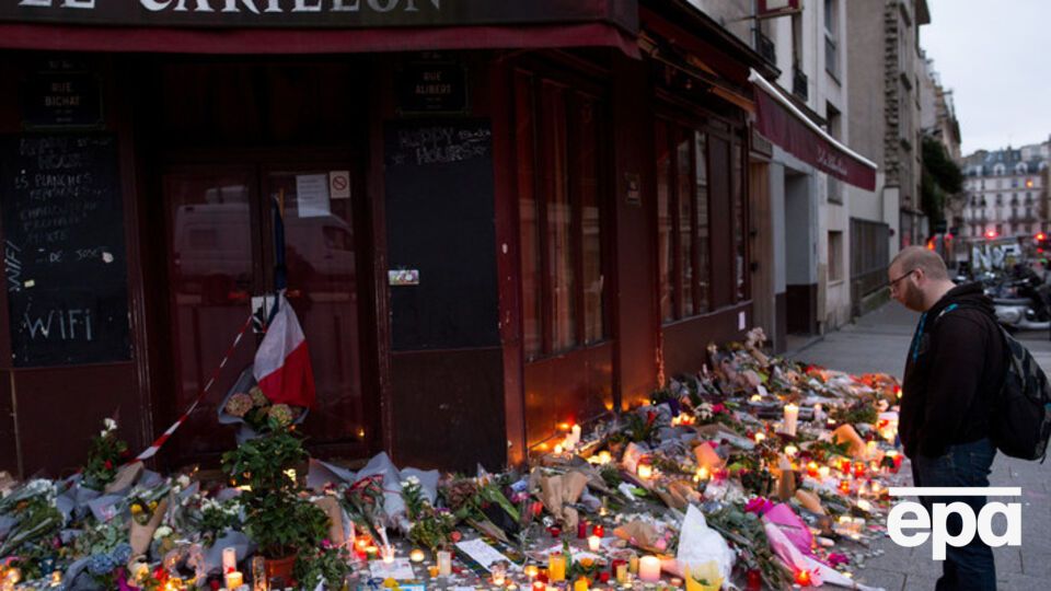 Французы приносят цветы и свечи к местам террористических атак 13 ноября