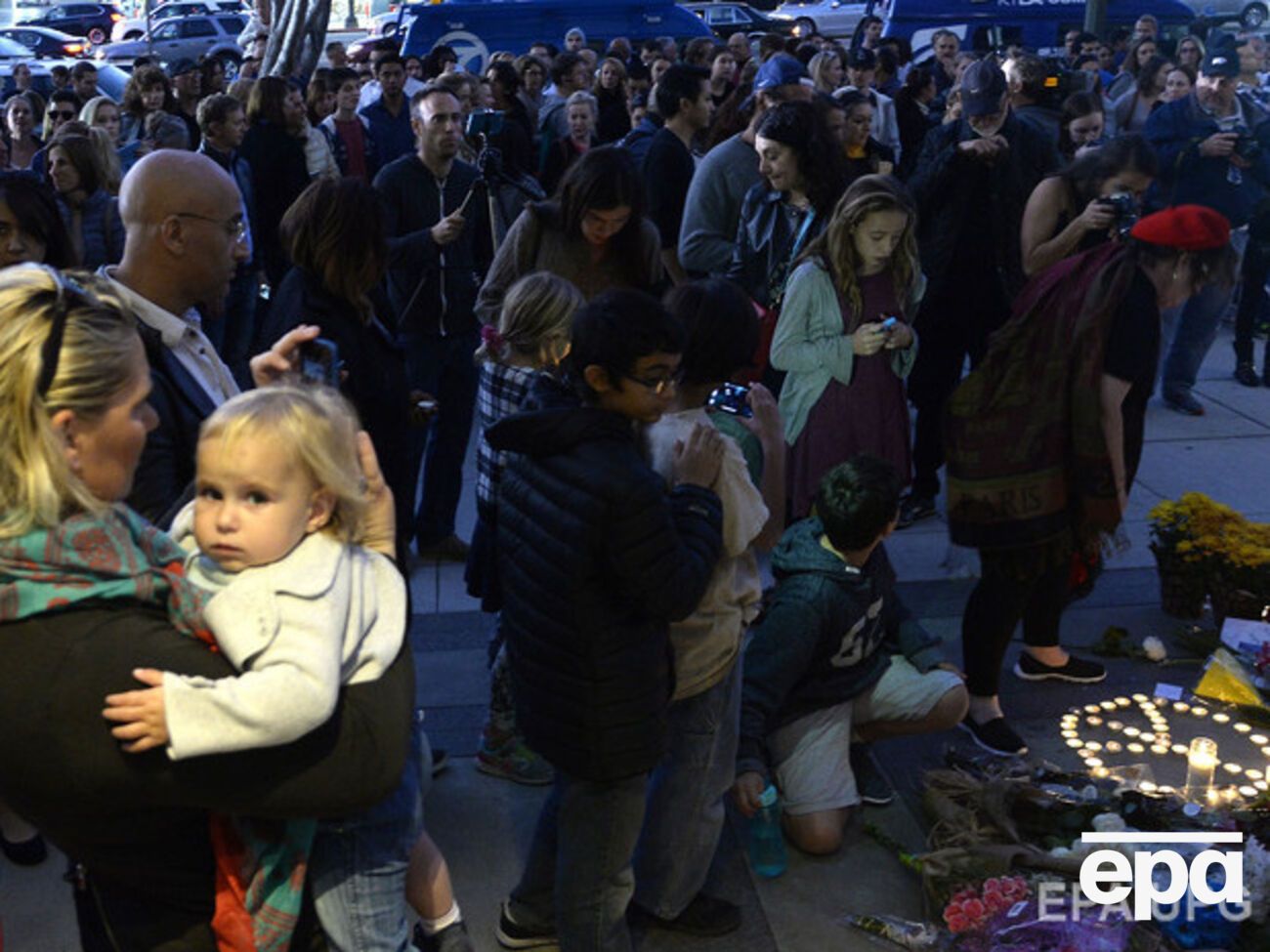 Сотни людей собрались на поминальные бдения в память жертв терактов в Париже у консульства Франции в Лос-Анджелесе (США)