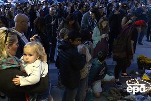 Сотни людей собрались на поминальные бдения в память жертв терактов в Париже у консульства Франции в Лос-Анджелесе (США)