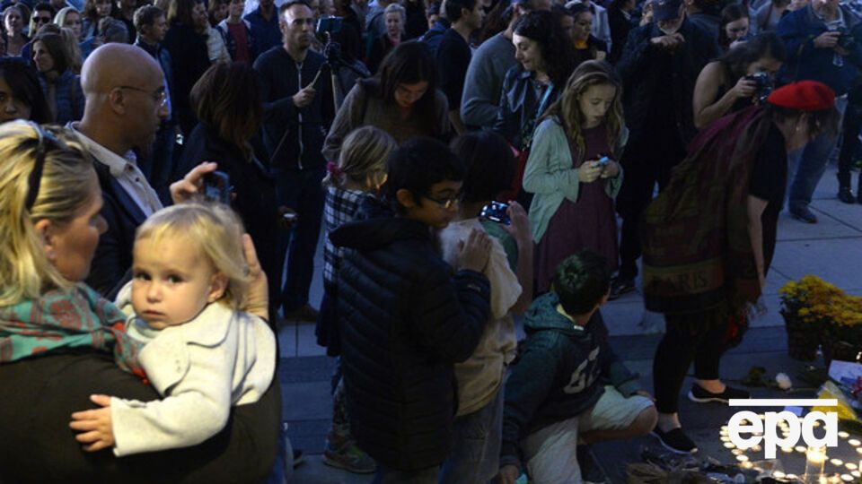 Сотни людей собрались на поминальные бдения в память жертв терактов в Париже у консульства Франции в Лос-Анджелесе (США)