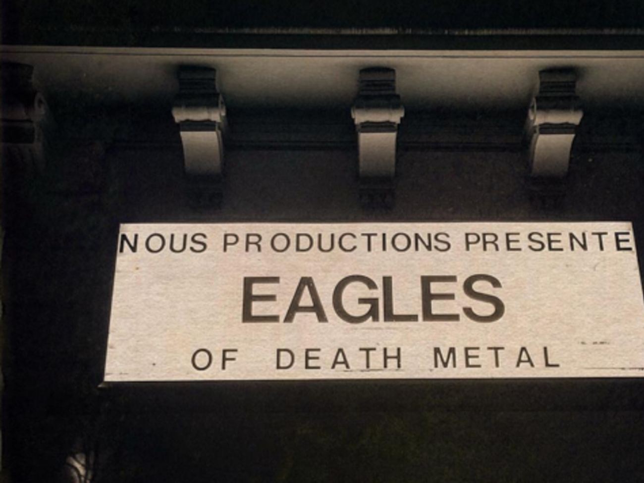 В сети появились кадры начала стрельбы на концерте в Париже. Видео