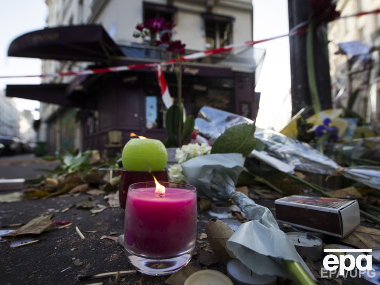 Парижане продолжают приносить цветы и свечи к местам терактов 13 ноября