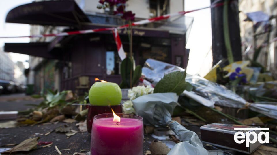 Парижане продолжают приносить цветы и свечи к местам терактов 13 ноября