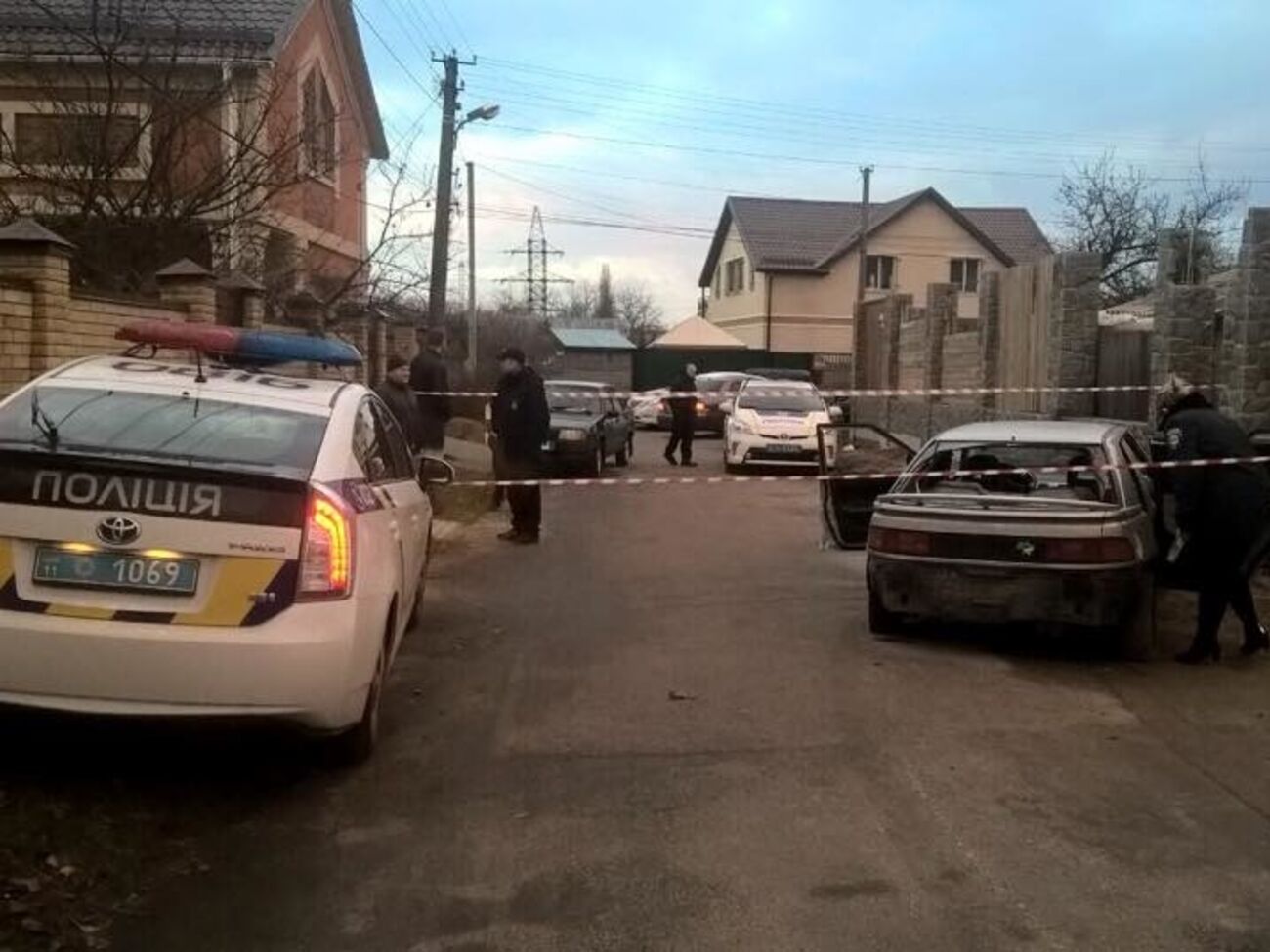 На месте происшествия работают следователи и прокуроры