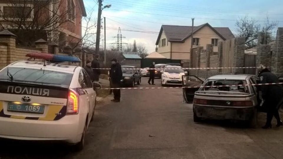 На месте происшествия работают следователи и прокуроры