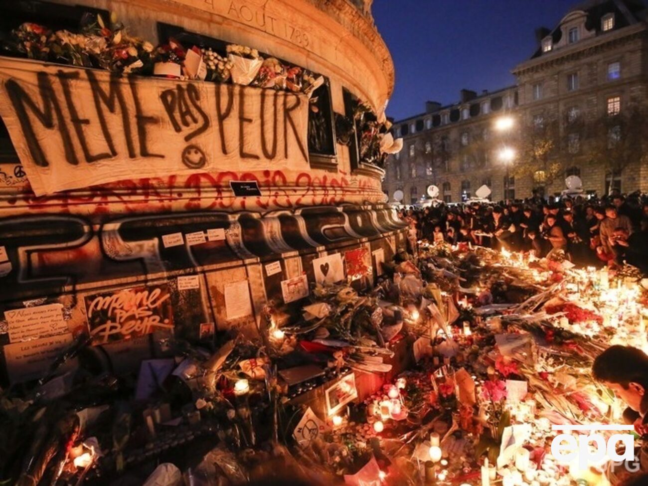 У мемориала жертвам терактов в Париже началась паника