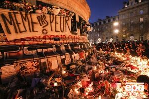 У мемориала жертвам терактов в Париже началась паника