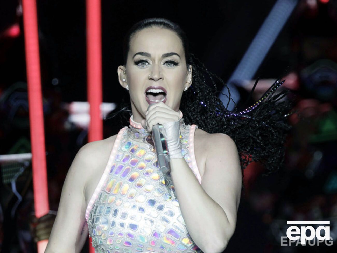 Перри в восторге от свитера с изображением эльфа