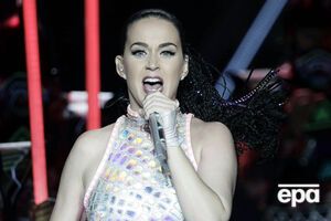 Перри в восторге от свитера с изображением эльфа