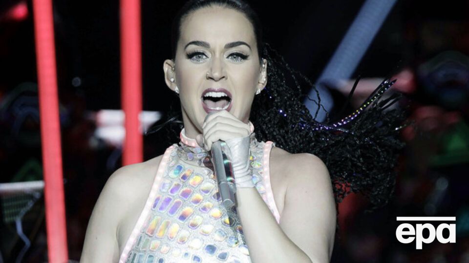 Перри в восторге от свитера с изображением эльфа