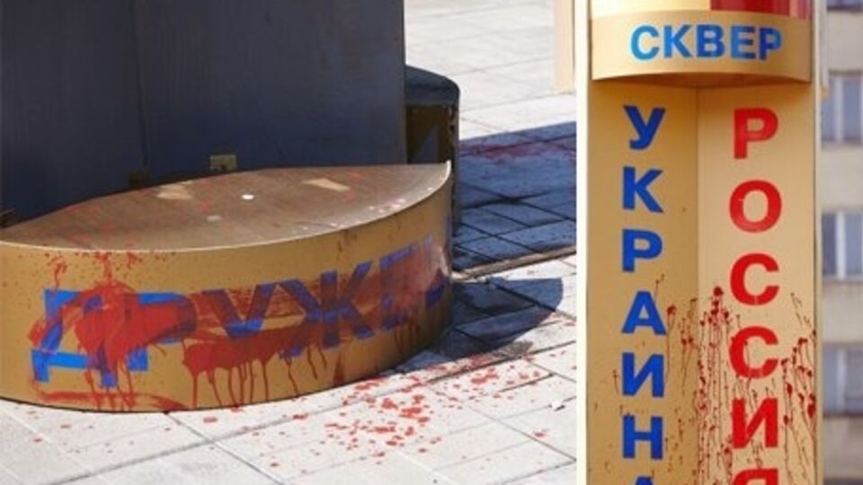 "Харьковским теплосетям" понадобилось снять памятник, чтобы провести ремонт теплотрассы