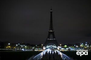 На выходных иллюминация Эйфелевой башни была отключена
