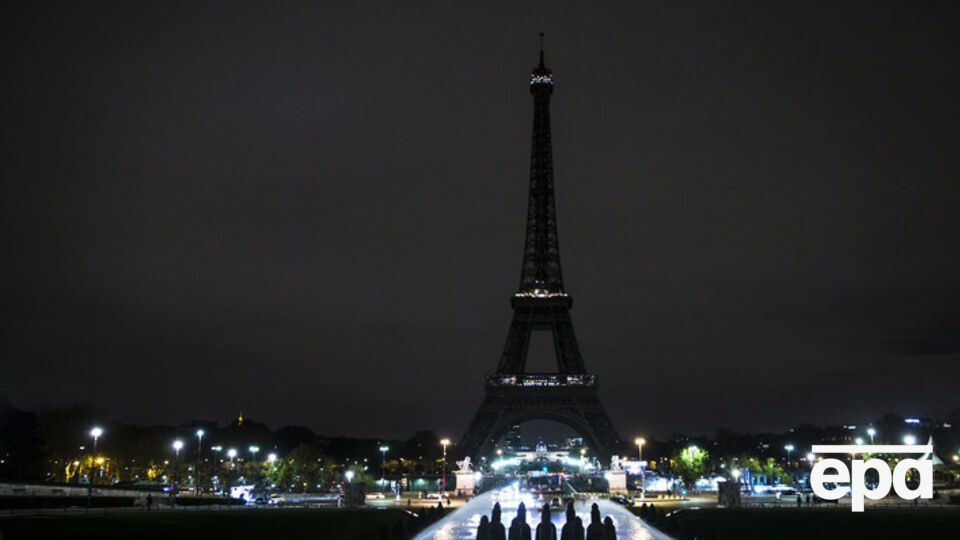 На выходных иллюминация Эйфелевой башни была отключена