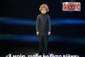 Участник шоу "Маленькие гиганты" Лебедин довел до слез зрителей стихотворением о войне. Видео