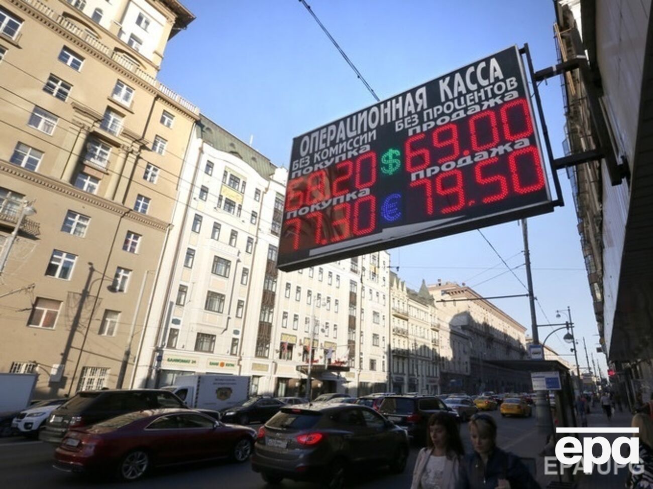 РФ должна "обвалить" рубль еще на 13%