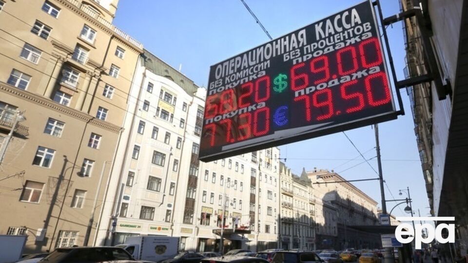 РФ должна "обвалить" рубль еще на 13%