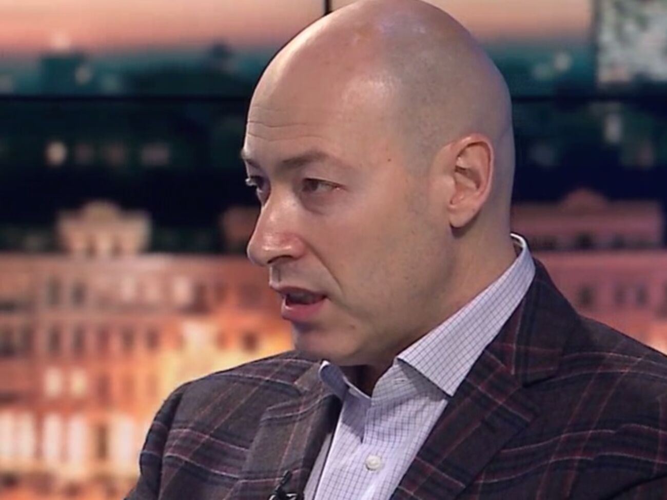 Дмитрий Гордон: Почему же сегодня эти суки, я иначе их не назову, так запускают руку в государственную казну, почему они такие озверевшие и вообще не понимают, что у гроба карманов нет?