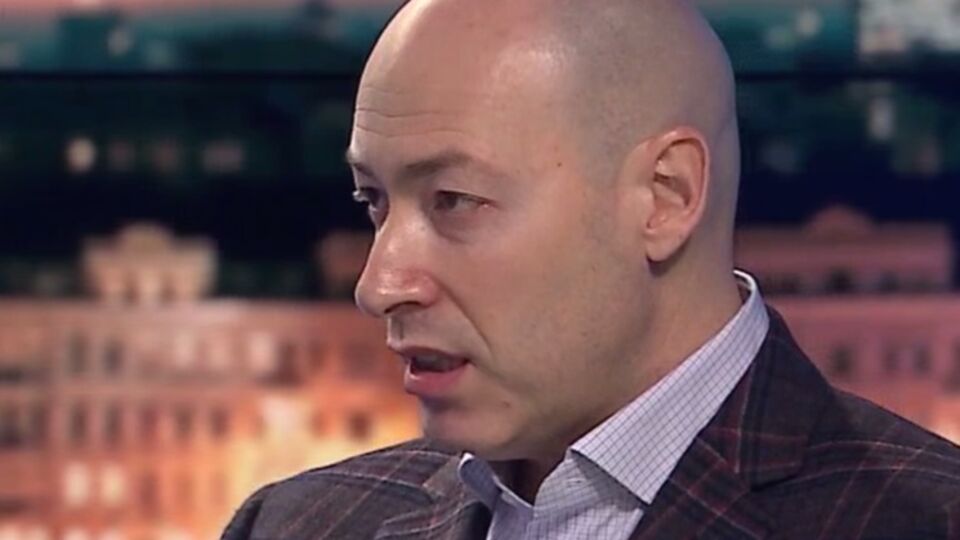 Дмитрий Гордон: Почему же сегодня эти суки, я иначе их не назову, так запускают руку в государственную казну, почему они такие озверевшие и вообще не понимают, что у гроба карманов нет?