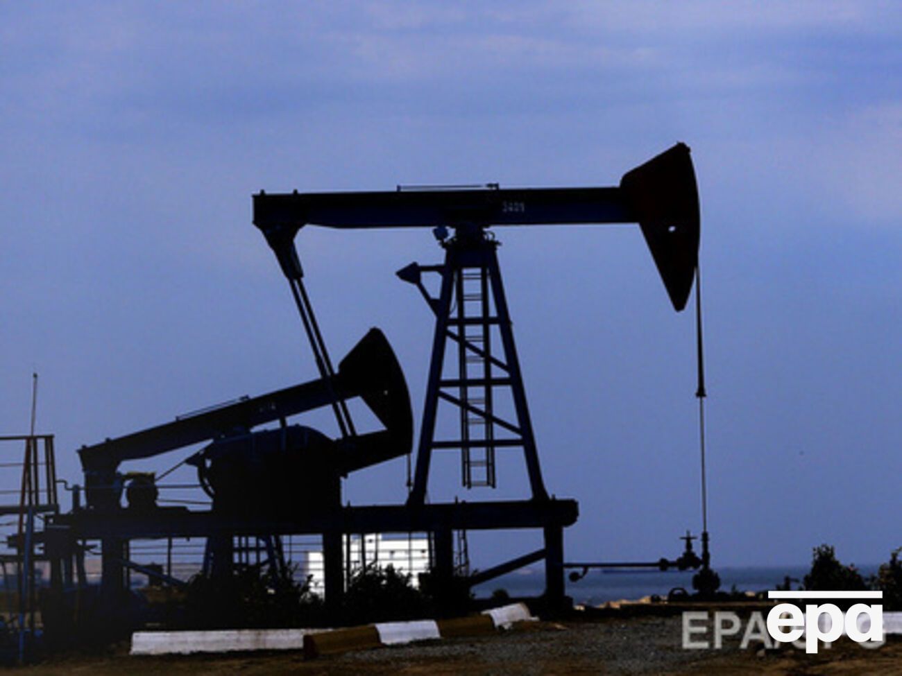 Цена нефти удерживается выше $44