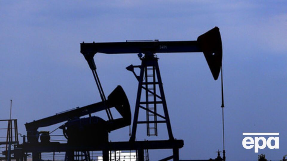 Цена нефти удерживается выше $44