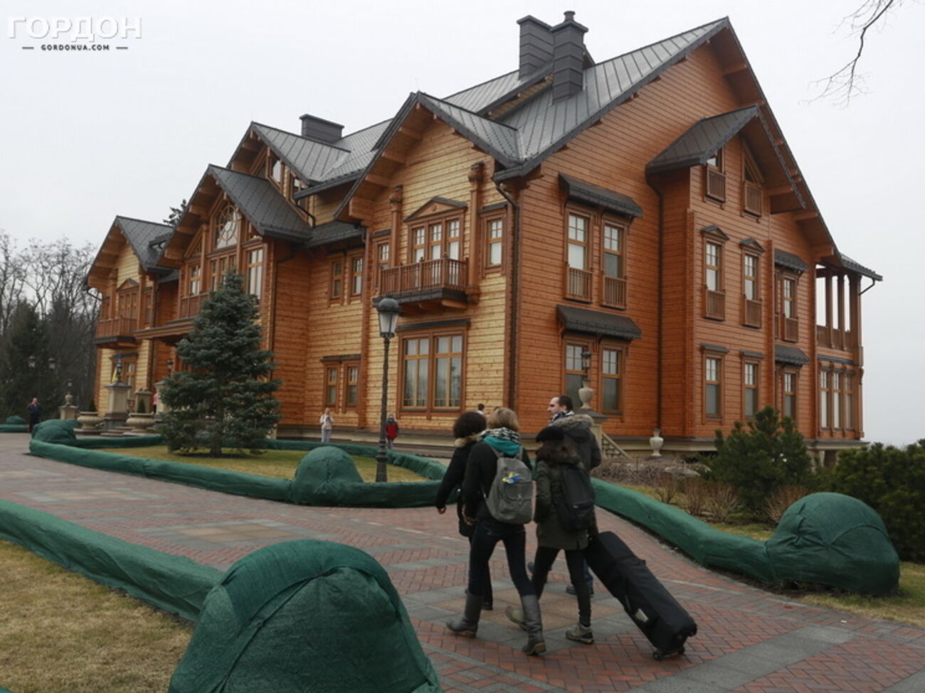 Возглавляемой в 2007 году Геннадием Герасименко компании "Мединвесттрейд" был передан государственный комплекс "Межигорье"