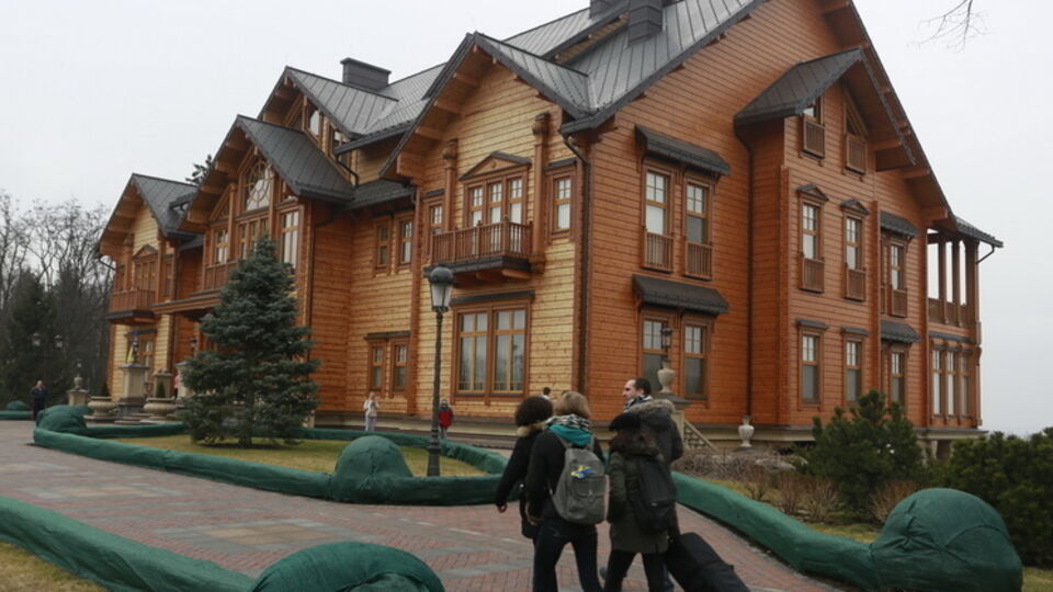 Возглавляемой в 2007 году Геннадием Герасименко компании "Мединвесттрейд" был передан государственный комплекс "Межигорье"