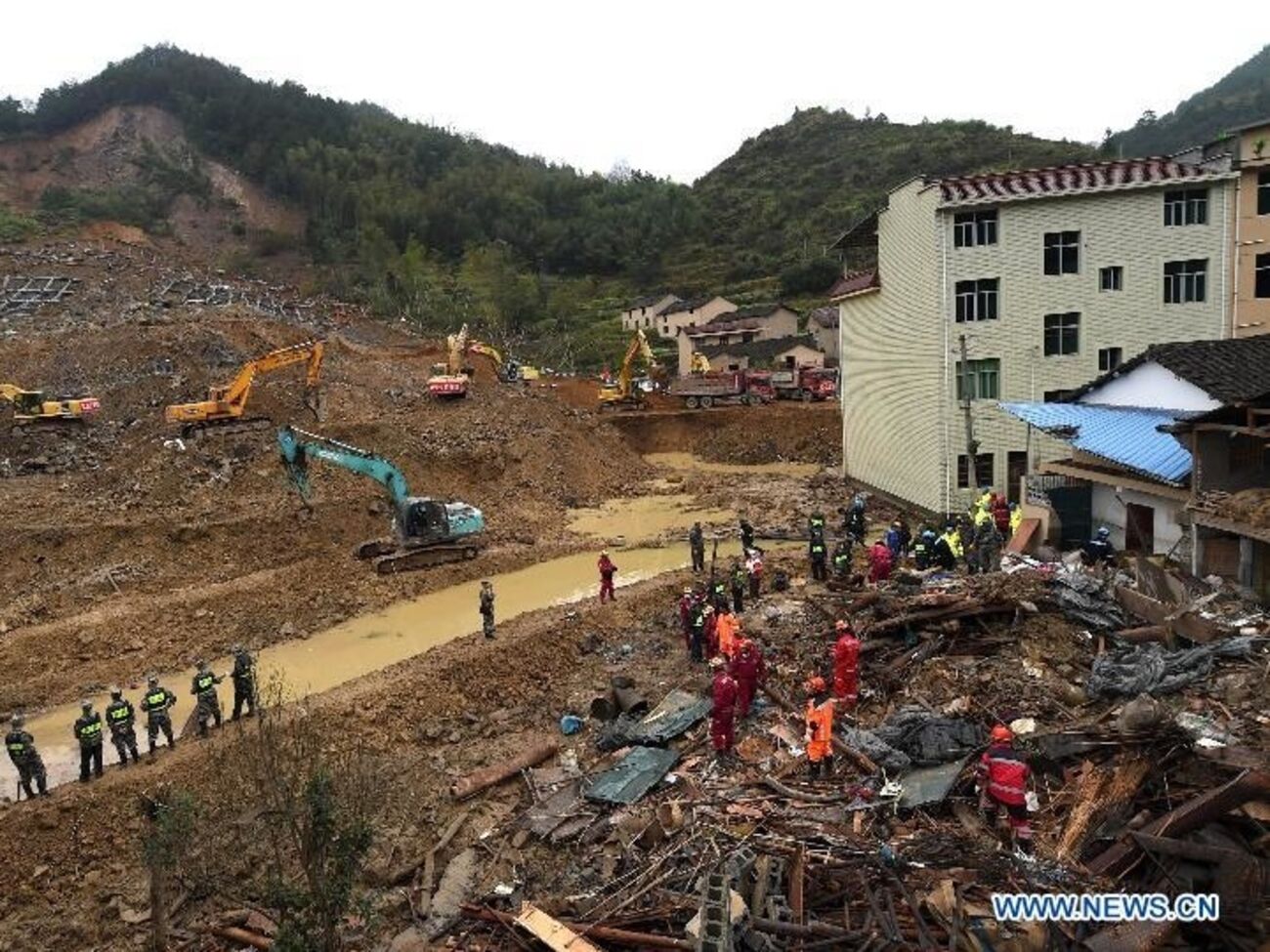 На месте оползня, поглотившего дома 27 семей, продолжаются поисково-спасательные работы