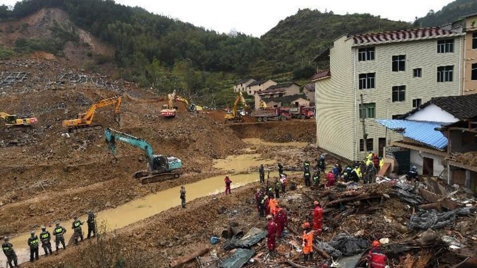 На месте оползня, поглотившего дома 27 семей, продолжаются поисково-спасательные работы