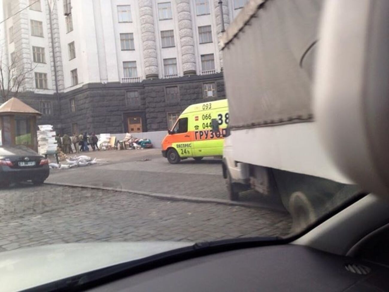 "Тарифный Майдан" разбирают и увозят на грузовиках