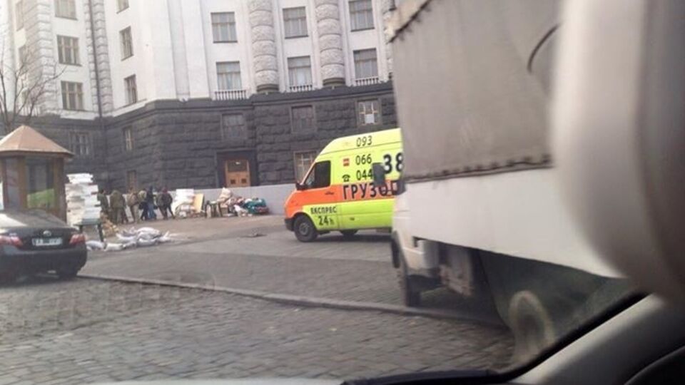 "Тарифный Майдан" разбирают и увозят на грузовиках