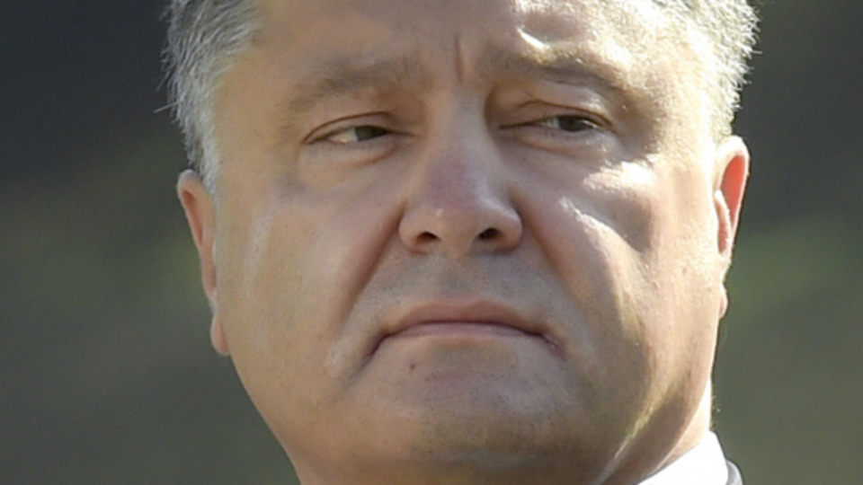 Порошенко: Изучение английского языка должно быть включено в программы повышения квалификации государственных служащих