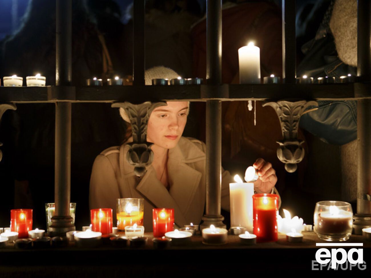 В результате терактов в Париже 13 ноября погибло более 100 и было ранено более 300 человек из 15 стран мира