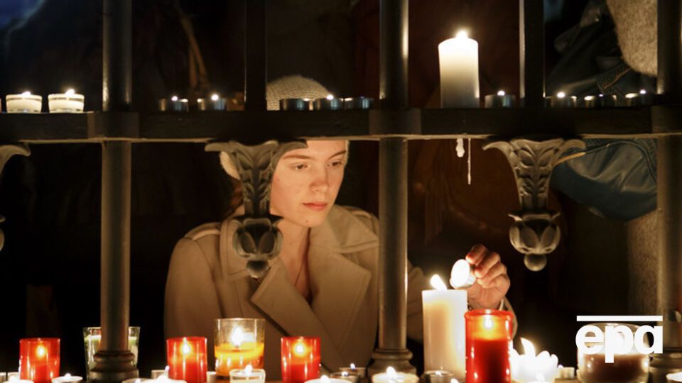 В результате терактов в Париже 13 ноября погибло более 100 и было ранено более 300 человек из 15 стран мира