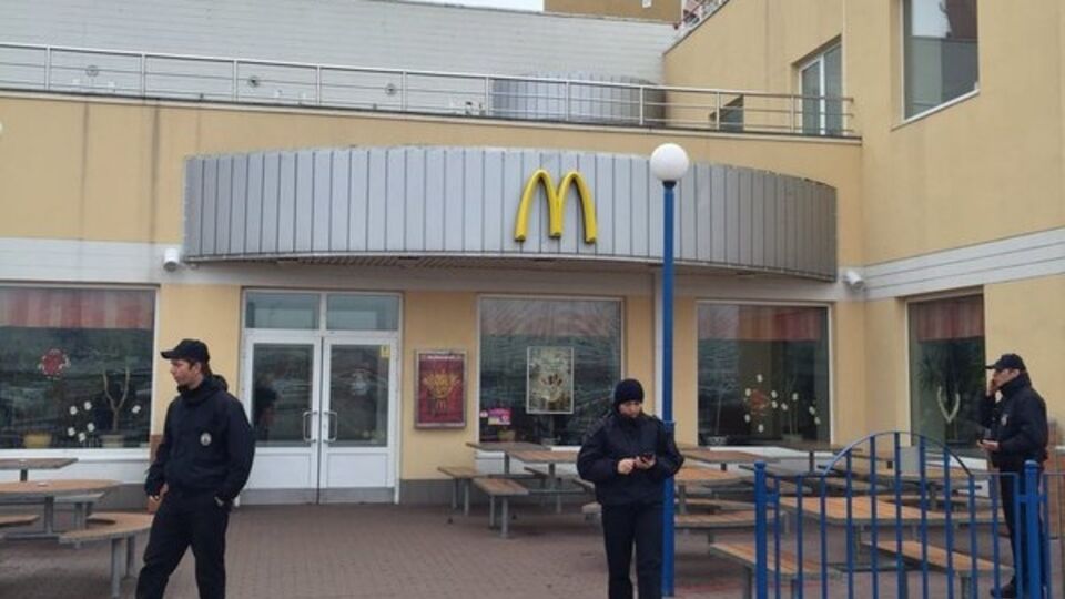 McDonald`s на Позняках оцеплен правоохранителями