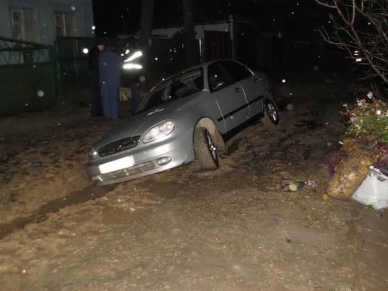 В Мелитополе машина провалилась под размытую дождем землю